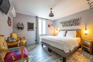 Design Double Room, 1 King Bed, Non Smoking, Garden View | Premium bedding, individually decorated, individually furnished - Mas Séraphin (L'Isle-sur-la-Sorgue)