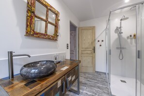 Design Double Room, 1 King Bed, Non Smoking, Garden View | Bathroom - Mas Séraphin (L'Isle-sur-la-Sorgue)