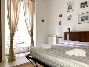 Hypo-allergenic bedding, down duvets, memory-foam beds, in-room safe - Per Amor Duomo (Naples)