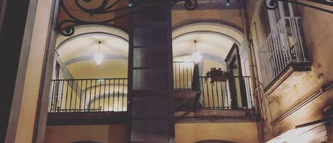 Boendets fasad - kväll/natt