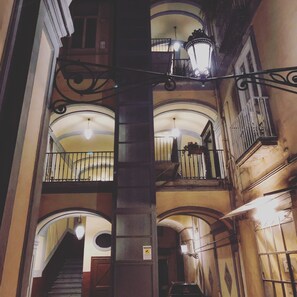 Fassade der Unterkunft – Abend/Nacht