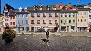 A historic building with a sign for 'Hotel Bären' and 'Craft Cocktails'. - Zum Roten Bären (Freiburg im Breisgau)