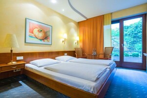 Ropa de cama hipoalergénica, escritorio y tabla de planchar con plancha