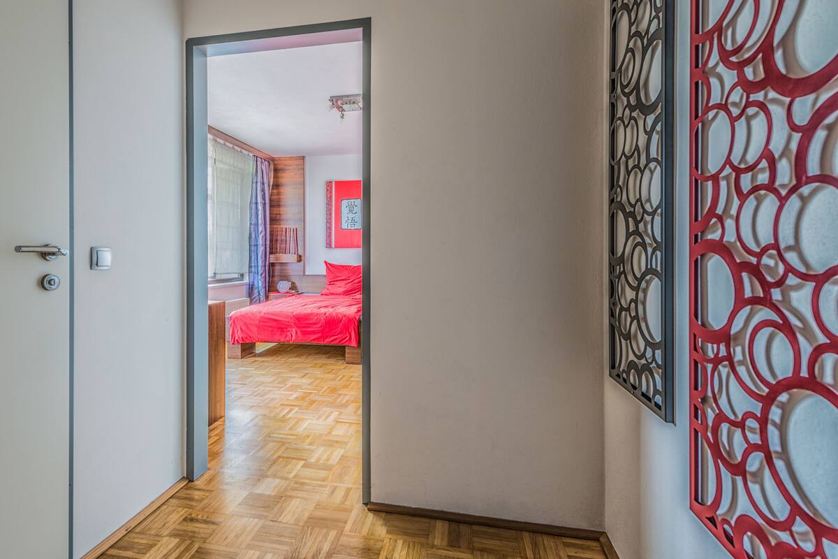 Decoración personalizada, escritorio, cortinas blackout y wifi gratis
