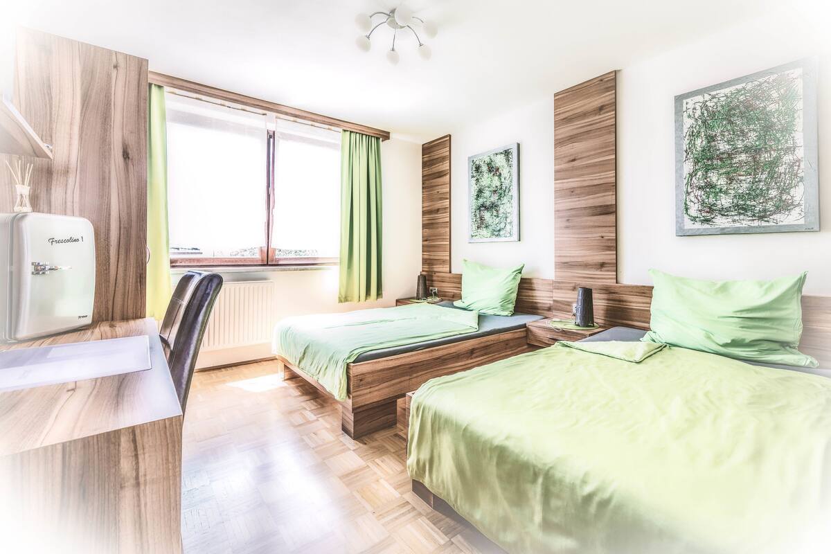 Habitación con 2 camas individuales | Decoración personalizada, escritorio, cortinas blackout y wifi gratis