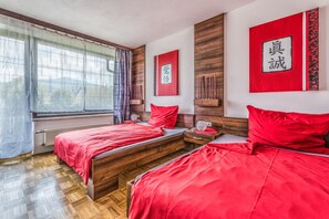 Decoración personalizada, escritorio, cortinas blackout y wifi gratis