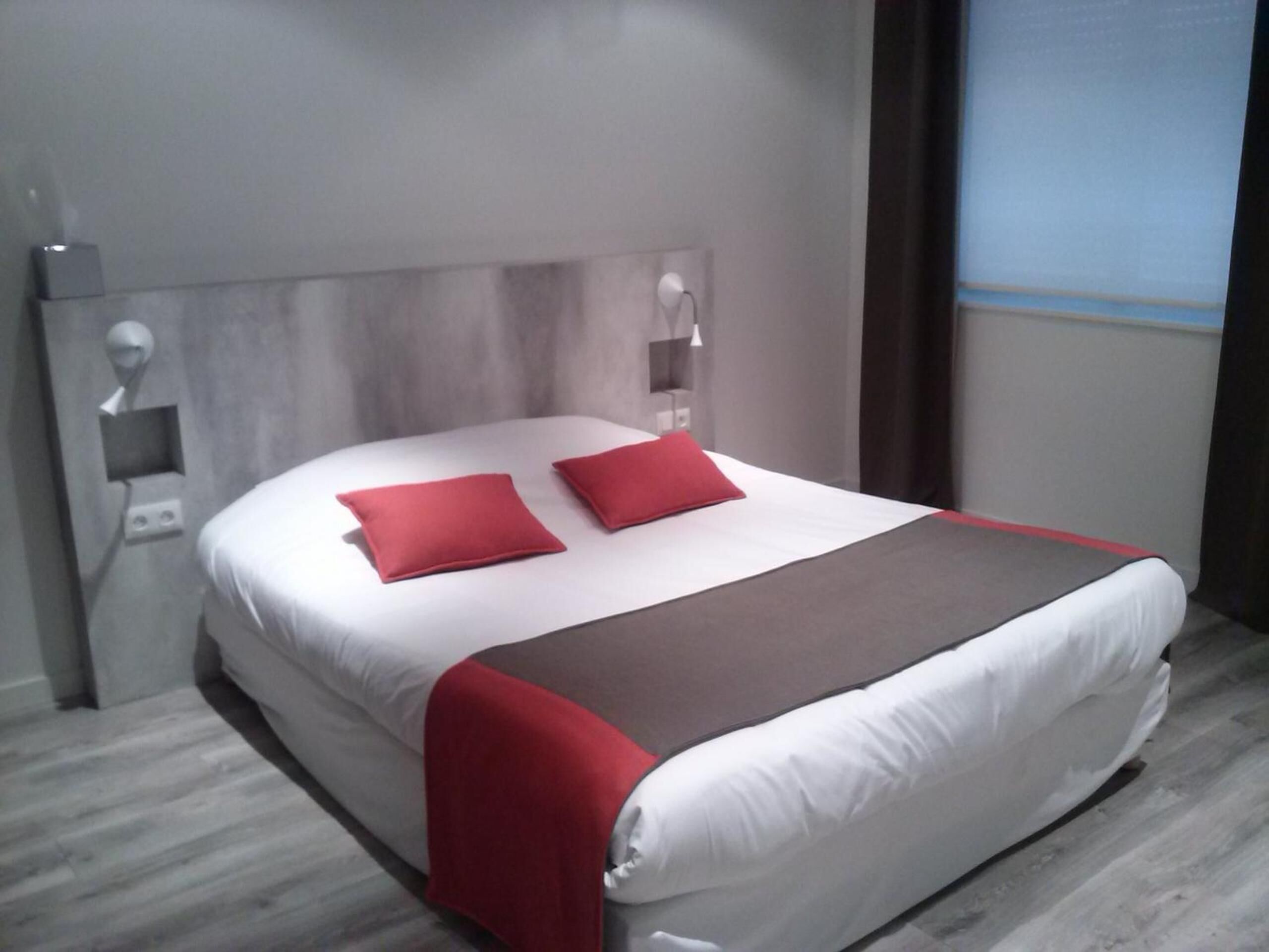 Desk, soundproofing, free WiFi, bed sheets