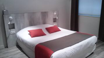 Desk, soundproofing, free WiFi, bed sheets