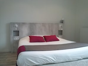 Desk, soundproofing, free WiFi, bed sheets - Hotel Restaurant Du Canard (Hangest-sur-Somme)