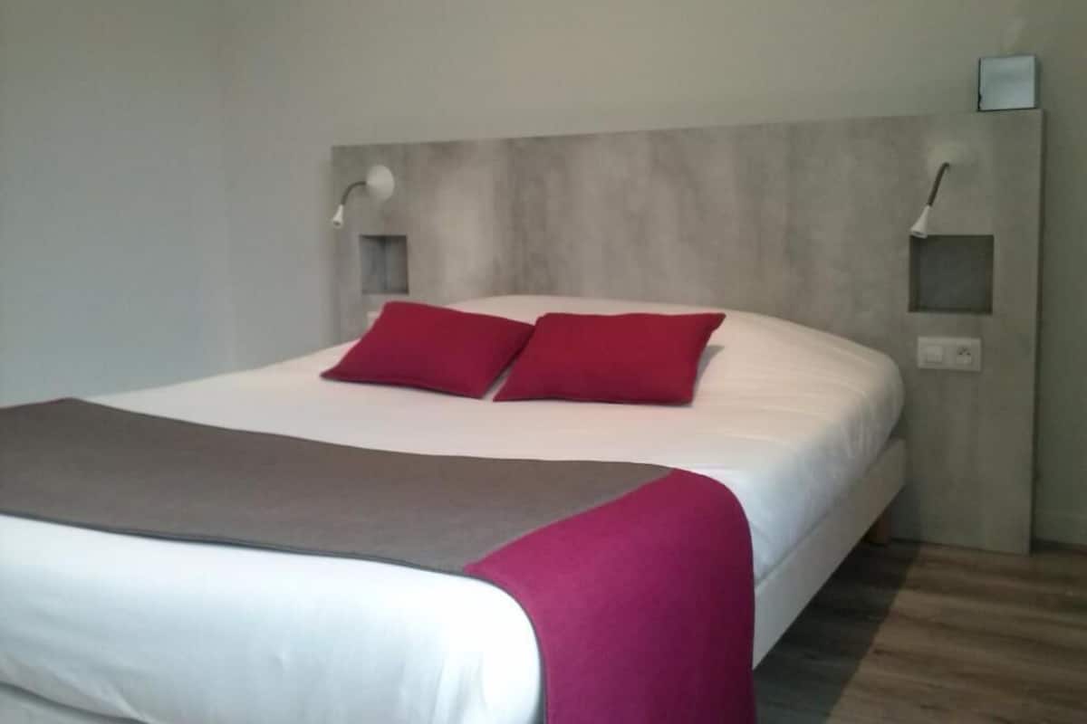 Desk, soundproofing, free WiFi, bed sheets