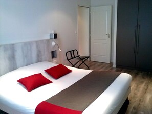 Chambre Familiale | Bureau, chambres insonorisées, Wi-Fi gratuit, draps fournis