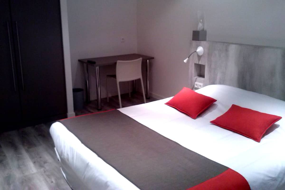 Family Room | Desk, soundproofing, free WiFi, bed sheets