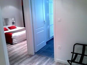 Quarto família | Escrivaninha, quartos à prova de som, Wi-Fi de cortesia, roupa de cama