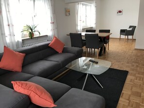 Comfort-Apartment | Wohnzimmer | 120-cm-Flachbildfernseher mit Satellitenempfang, Smart-TV, Netflix
