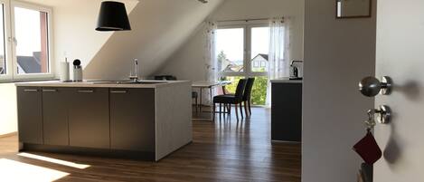 Design-Apartment | Eigene Küche | Großer Kühlschrank, Mikrowelle, Ofen, Herdplatte