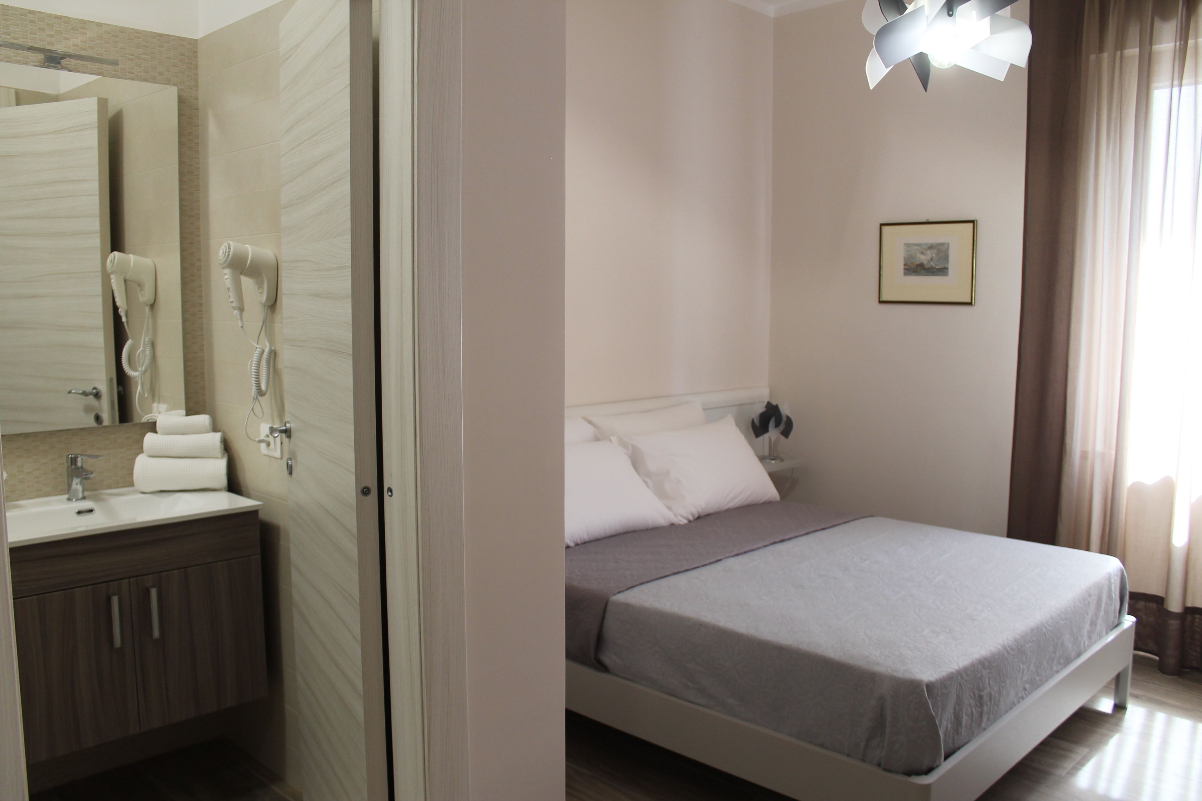 Quadrupla Superior, bagno in camera, vista cortile | Vista dalla camera