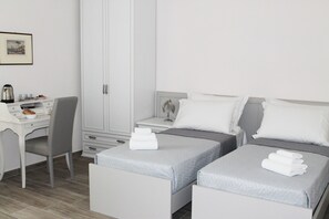 Comfort Triple Room, Ensuite, Courtyard View | 1 bedroom, minibar, in-room safe, individually furnished - L'Acchiappasogni Vesuviano (Portici)