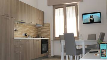 Superior-værelse til 4 personer - eget badeværelse - udsigt til gårdsplads | Stue | Fladskærms-tv