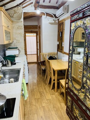 Shared fridge, microwave, electric kettle - Jeonju Hanok Demisaem 1937 (Jeonju)