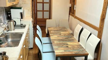 House, 3 Bedrooms | In-room dining