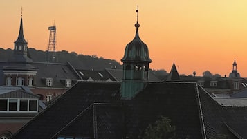 Un edificio con varios tejados y una torre destacada.