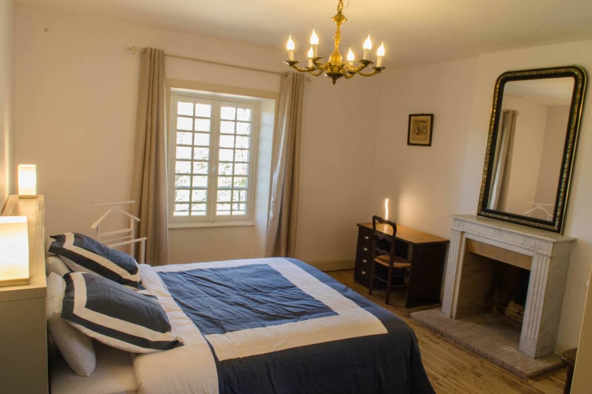 Habitación doble (Carladès) | Decoración personalizada, muebles diferentes y escritorio
