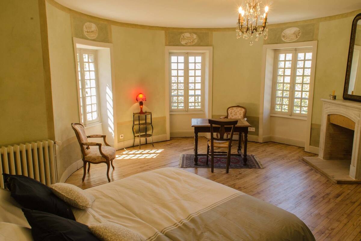 Suite (La Tour) | Een bureau, verduisterende gordijnen, een strijkplank/strijkijzer