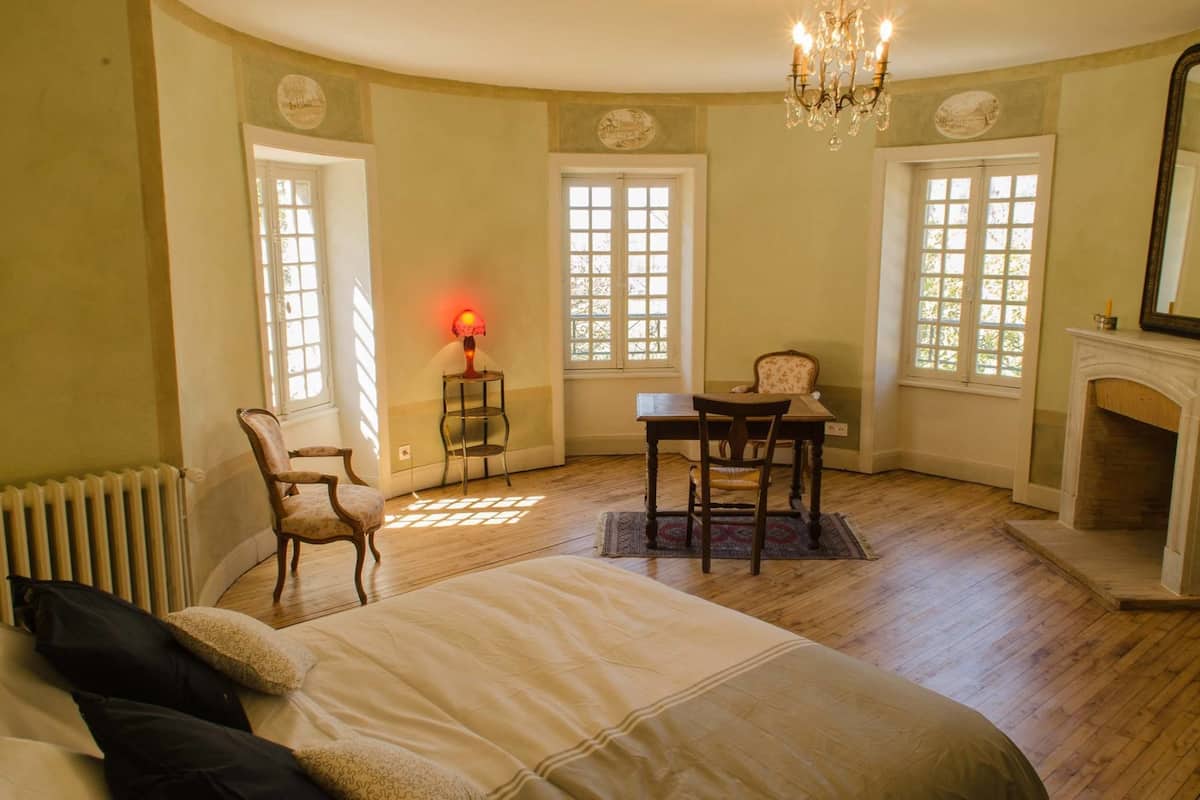 Suite (La Tour) | Decoración personalizada, muebles diferentes y escritorio