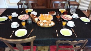 Free daily continental breakfast - Chateau Ol Puech (Vic-sur-Cere)