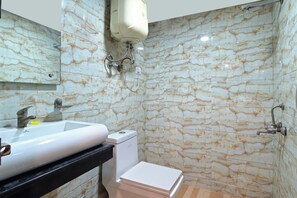 Deluxe Triple Room, 1 Bedroom | Bathroom | Shower, free toiletries, towels