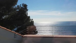 A balcony with a view of the sea and a clear sky. - Lovely Apartment on the Ligurian Sea (Varazze)