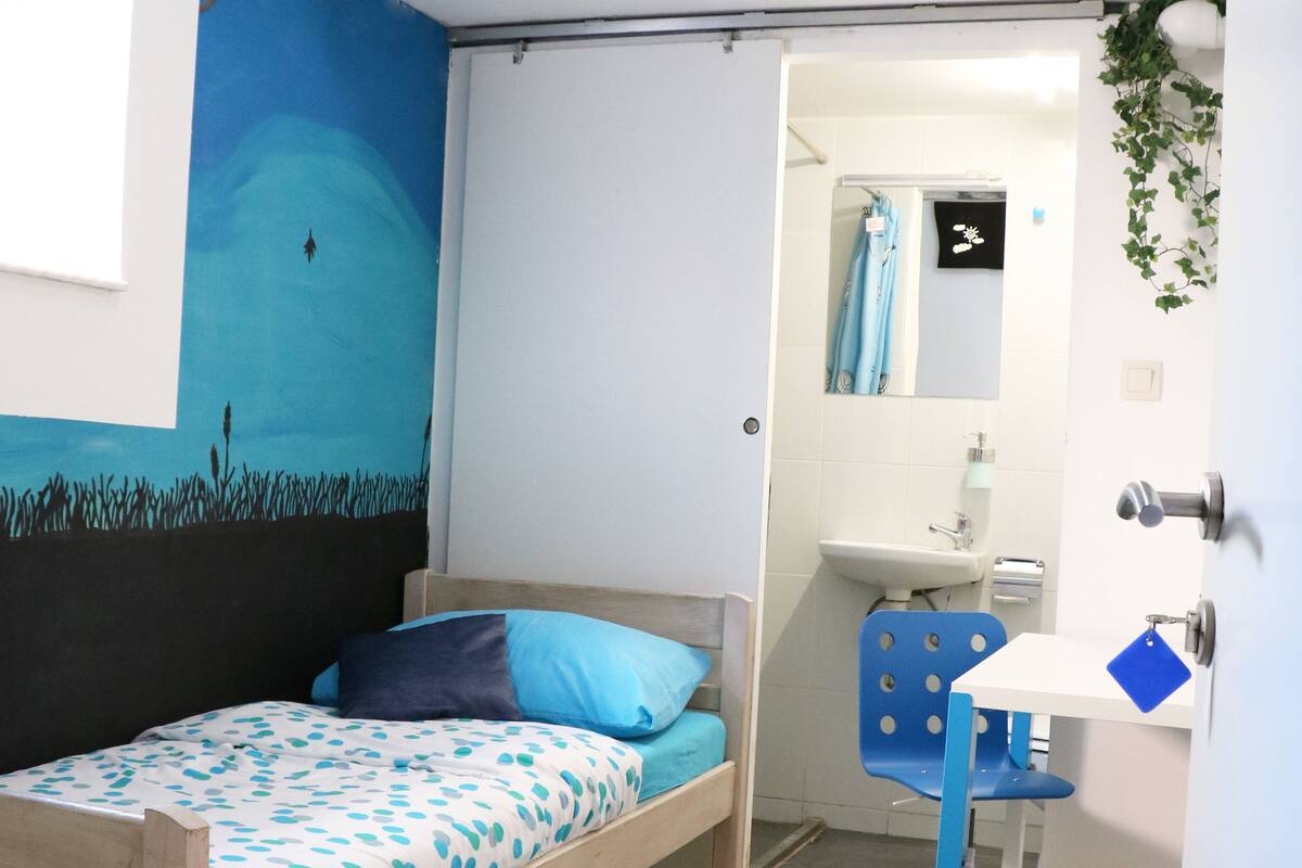 1 bedroom, individually decorated, individually furnished, desk