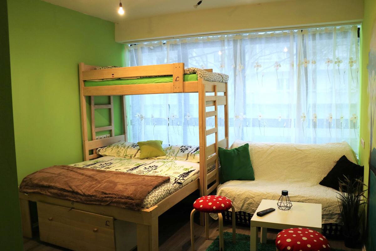 1 bedroom, individually decorated, individually furnished, desk