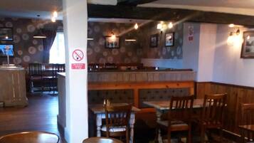 Daily cooked-to-order breakfast (GBP 7.50 per person)