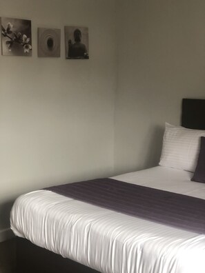 Habitación doble familiar | Decoración personalizada, muebles diferentes y escritorio 