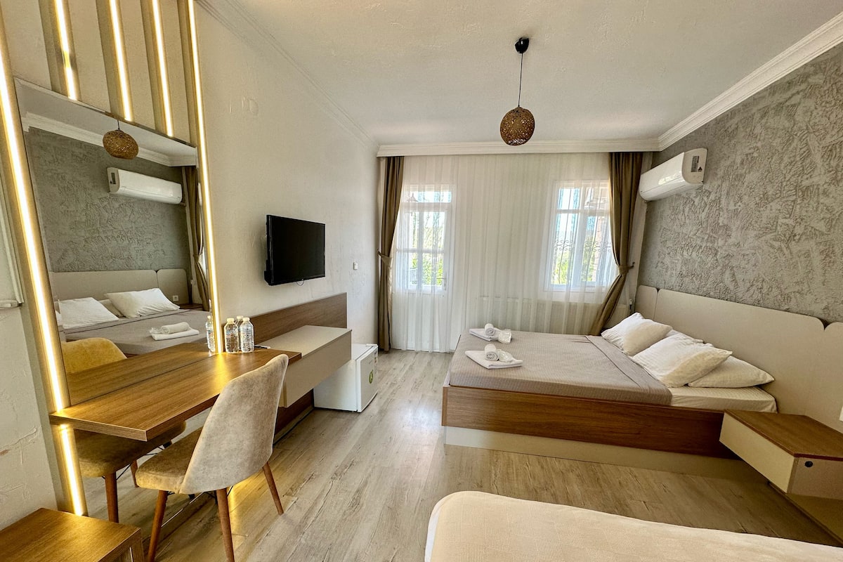 Habitación cuádruple Deluxe | 1 habitación, escritorio, wifi gratis y ropa de cama 