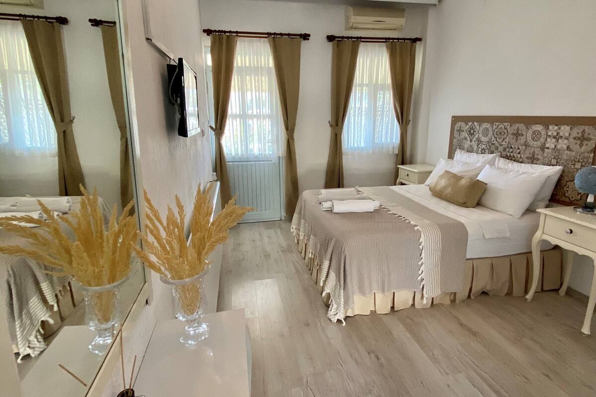 Habitación doble Deluxe | 1 habitación, escritorio, wifi gratis y ropa de cama 