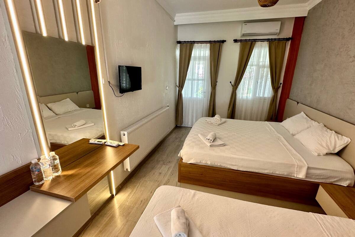 Habitación triple Deluxe | 1 habitación, escritorio, wifi gratis y ropa de cama 