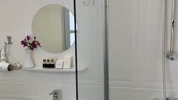 Deluxe Quadruple Room | Bathroom shower