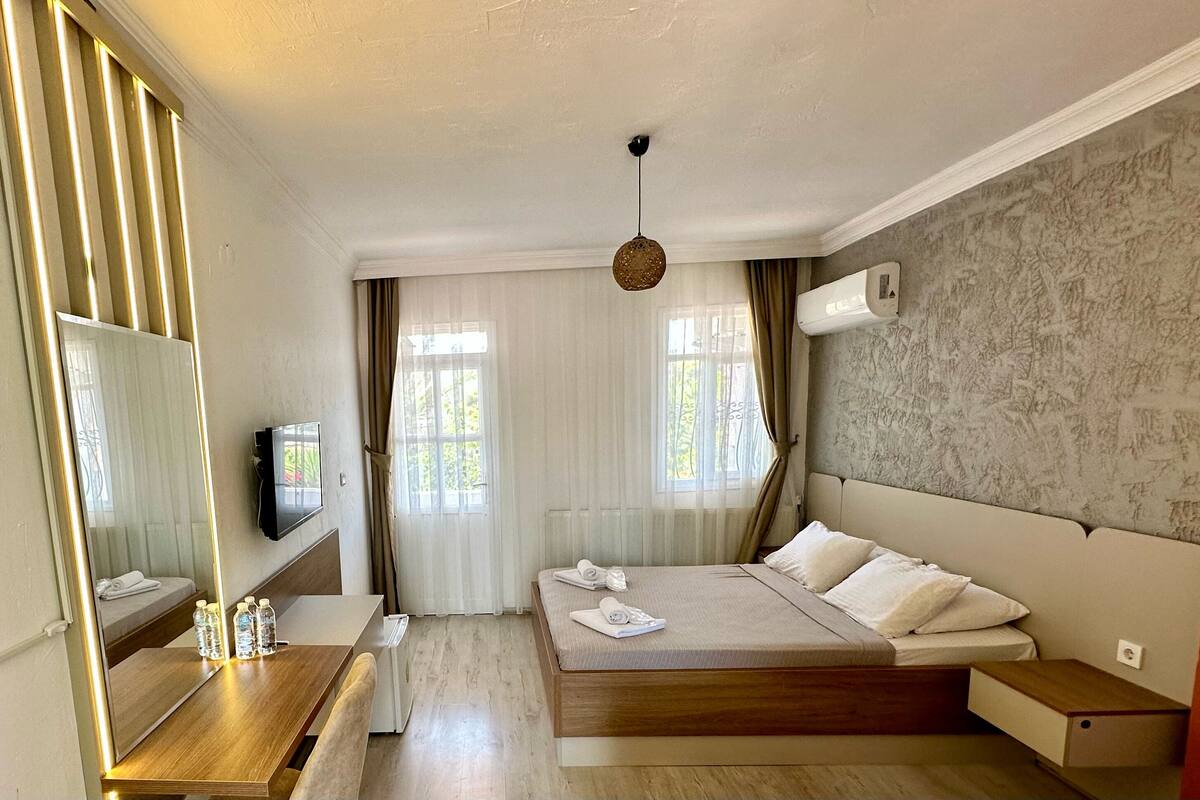 Habitación estándar con 1 cama matrimonial o 2 individuales | 1 habitación, escritorio, wifi gratis y ropa de cama 
