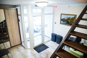 Lobby - Hostel Nomad 4x4 (Astana)