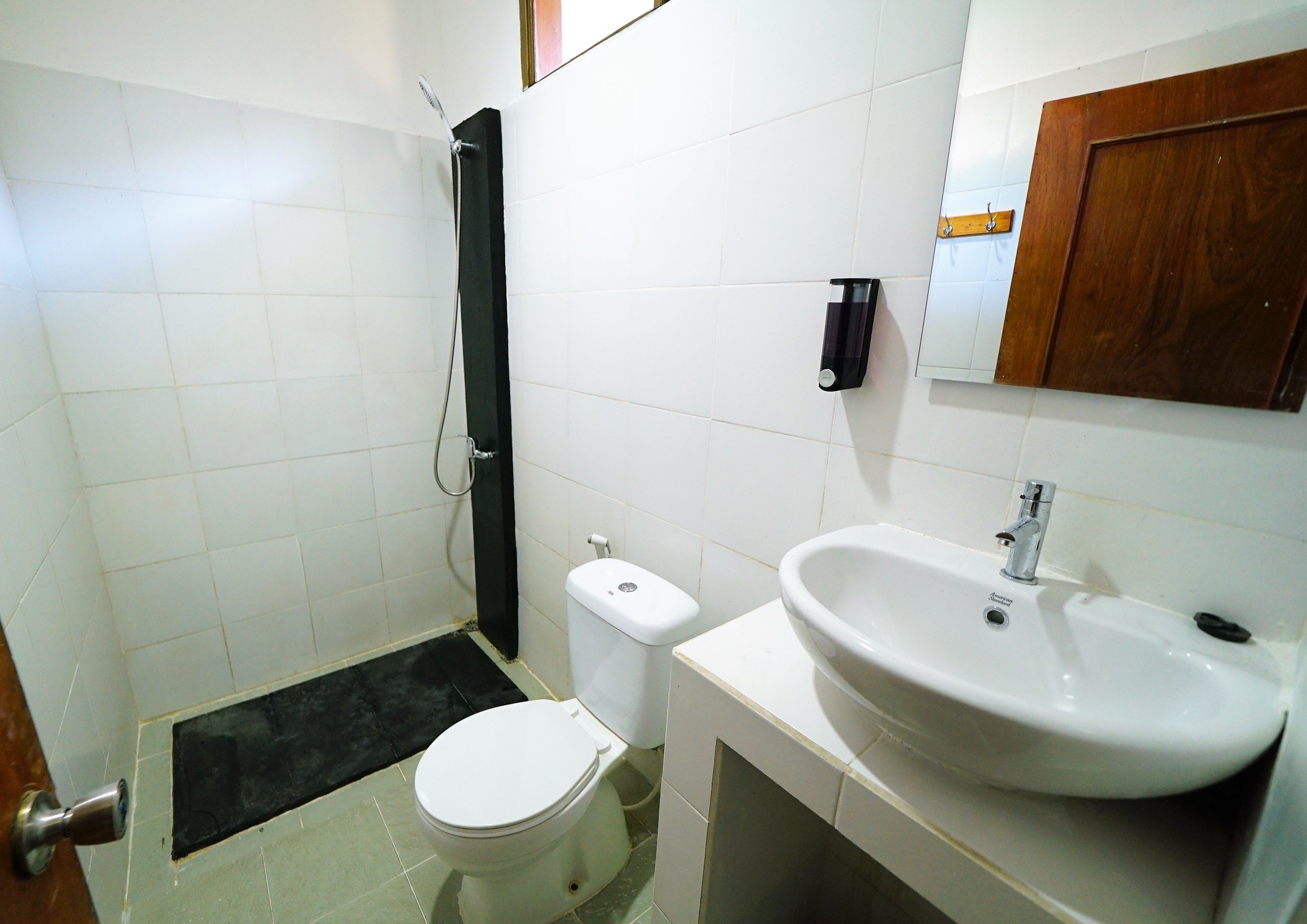 Un baño con inodoro, lavabo y ducha.