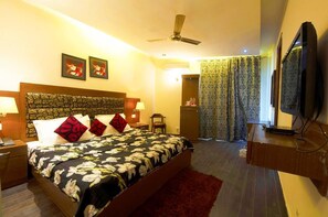 In-room safe, iron/ironing board, free WiFi, bed sheets - HOTEL BUSINESS CLUB (New Delhi)