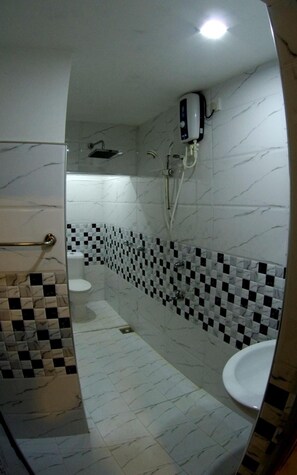 Shower, rainfall showerhead, designer toiletries, bathrobes - Bee Line Home Stay (Dickwella)