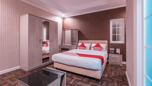 Une chambre à coucher comprenant un lit, une armoire, des tables de chevet et un miroir.