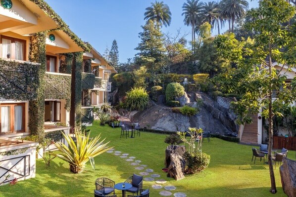 Chambre Luxe, 1 très grand lit, vue piscine | Vue de la chambre