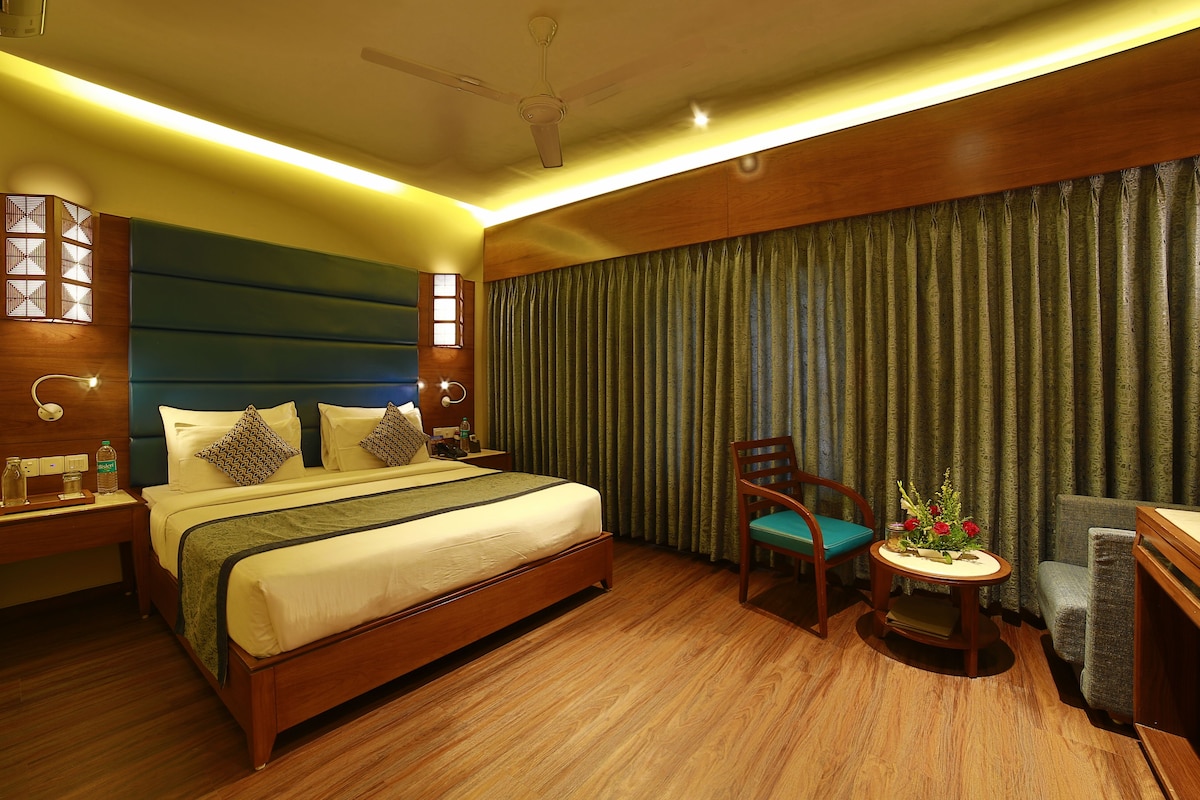 Premier Room | Minibar, in-room safe, WiFi (free), bed sheets