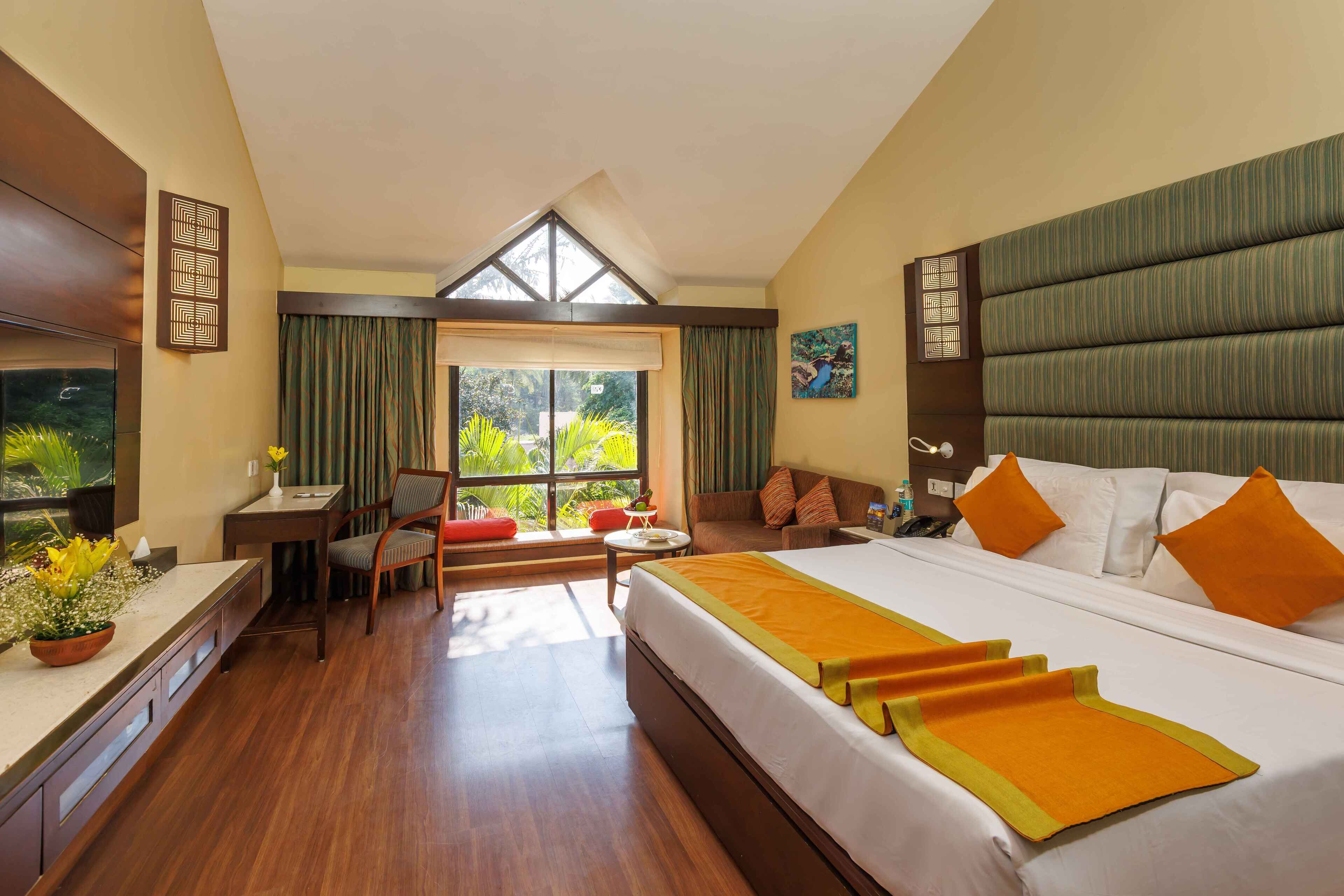 Premier Room, 1 King Bed, Garden View | Minibar, in-room safe, free WiFi, bed sheets