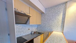A compact kitchen with a microwave, stove, and sink. - Cozy studio 4 pers, pets allowed, parking, near slopes (Montgenèvre)