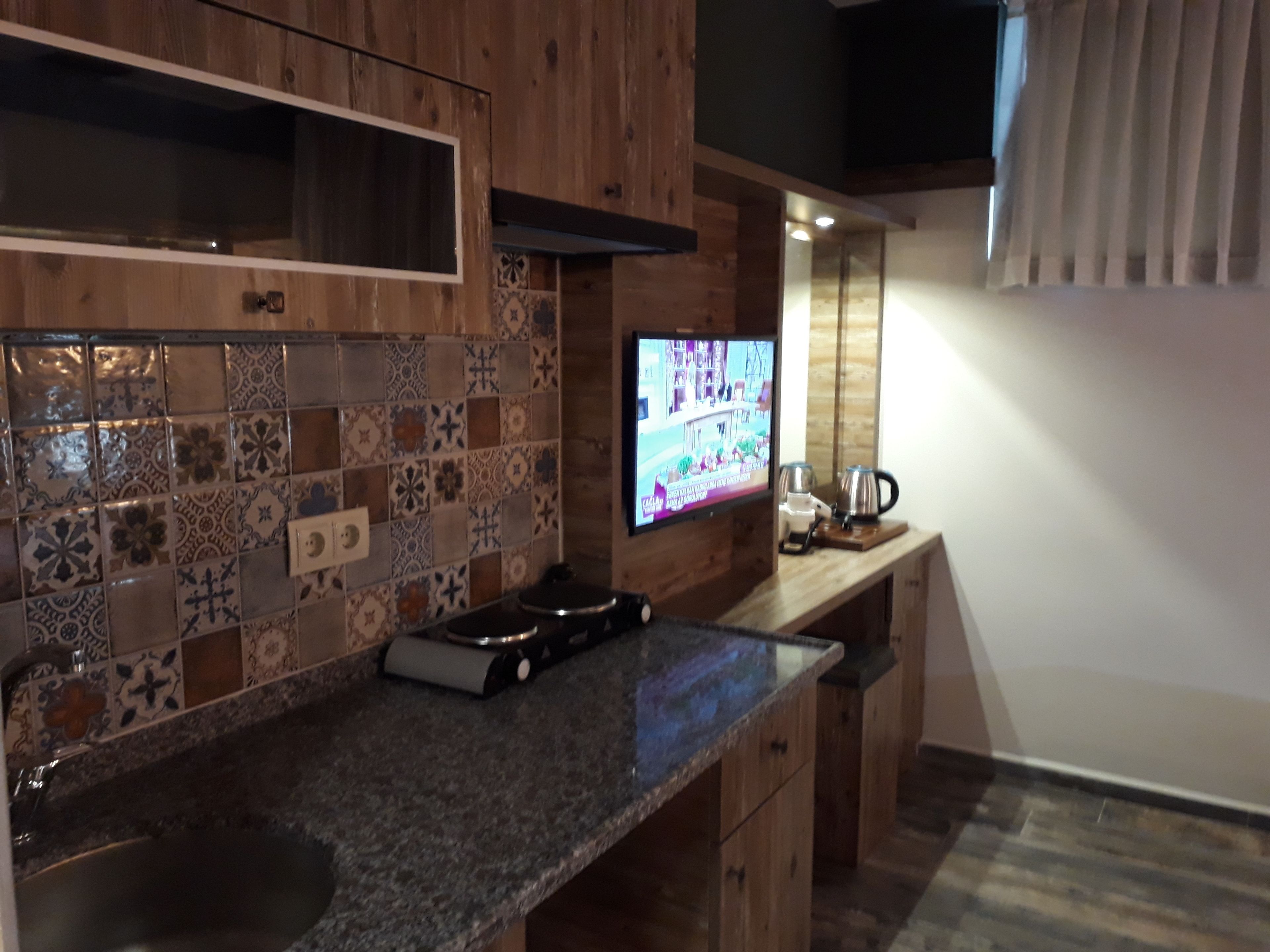 fridge, stovetop, coffee/tea maker, electric kettle